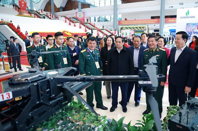 El primer ministro Pham Minh Chinh inspecciona la zona de exhibición de equipo militar. (Foto: VNA)
