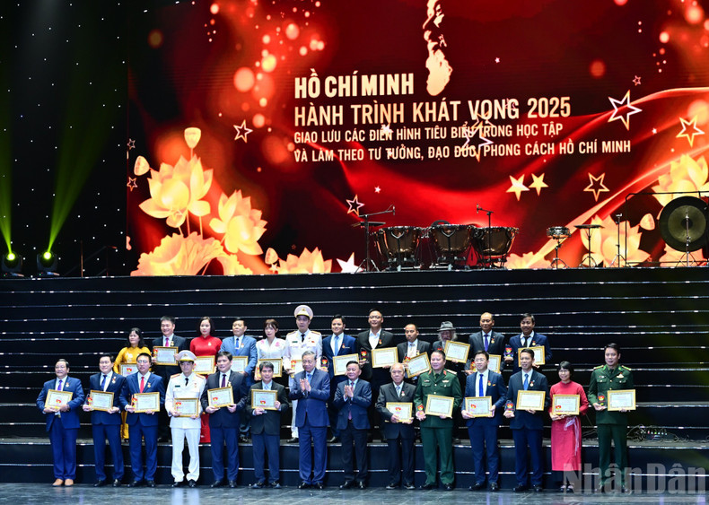 Los colectivos e individuos destacados en el estudio y la práctica del pensamiento, la ética y el estilo de Ho Chi Minh.
