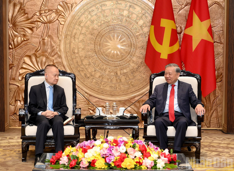 El líder partidista de Vietnam, To Lam, conversa con Liu Haixing, enviado especial del secretario general y presidente de China, Xi Jinping.