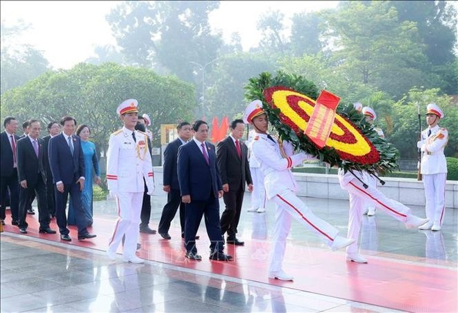 El miembro del Buró Político, secretario del Comité partidista del Gobierno y primer ministro Pham Minh Chinh, y los delegados rinden homenaje al Presidente Ho Chi Minh. (Foto: VNA) El miembro del Buró Político, secretario del Comité partidista del Gobierno y primer ministro Pham Minh Chinh, y los delegados rinden homenaje al Presidente Ho Chi Minh. (Foto: VNA)