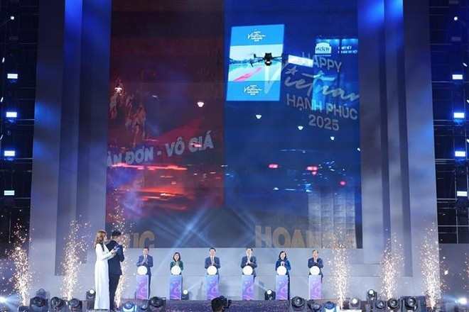 Los delegados realizan la ceremonia &quot;Encender la felicidad&quot;. Foto: VNA