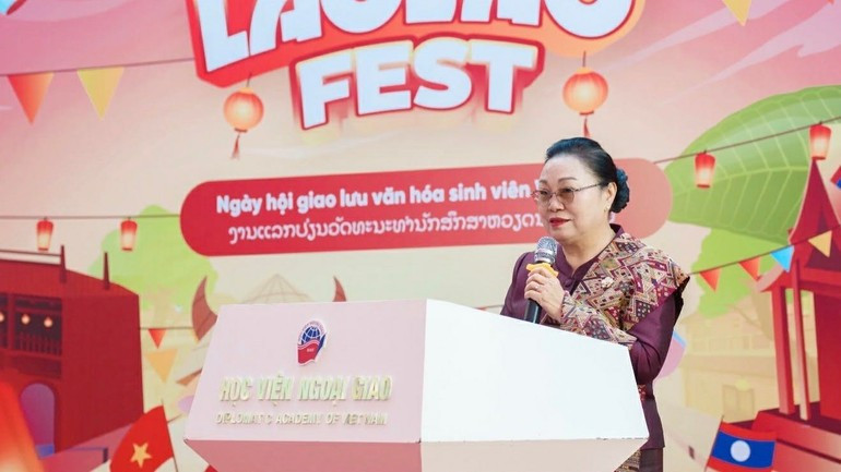 La embajadora de Laos en Vietnam, Khamphao Ernthavanh, pronuncia un discurso en el evento.