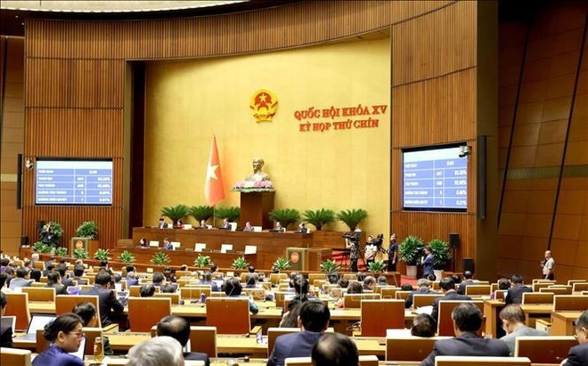 La Asamblea Nacional adopta la resolución sobre las actividades de supervisión en el noveno periodo de sesiones de la XV Legislatura. (Foto: VNA)