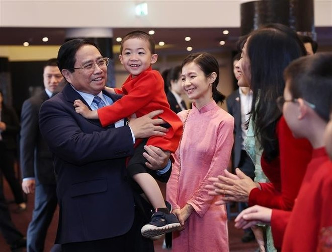 El primer ministro Pham Minh Chinh y residentes connacionales en Estonia. (Fuente: VNA) El primer ministro Pham Minh Chinh y residentes connacionales en Estonia. (Fuente: VNA)