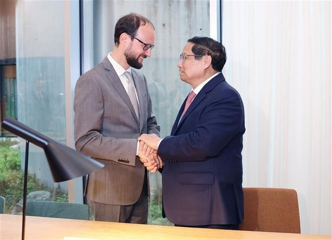 El primer ministro vietnamita, Pham Minh Chinh, y el hijo del compositor clásico estonio Arvo Pärt. (Fuente: VNA) El primer ministro vietnamita, Pham Minh Chinh, y el hijo del compositor clásico estonio Arvo Pärt. (Fuente: VNA)
