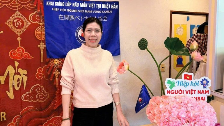 La representante del Consulado General de Vietnam en Osaka, Nguyen Hai Yen, destaca la importancia de la clase en la preservación y promoción de la cultura culinaria vietnamita.