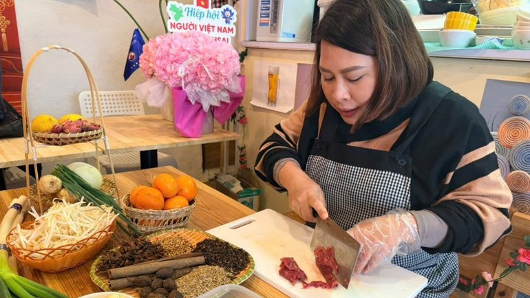 Las participantes aprenden cómo elaborar platos con el sabor característico de Vietnam.