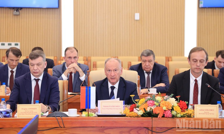 El asistente del presidente ruso y jefe del Consejo Marítimo de la Federación de Rusia, Nikolai Platonovich Patrushev, habla en la reunión. El asistente del presidente ruso y jefe del Consejo Marítimo de la Federación de Rusia, Nikolai Platonovich Patrushev, habla en la reunión.