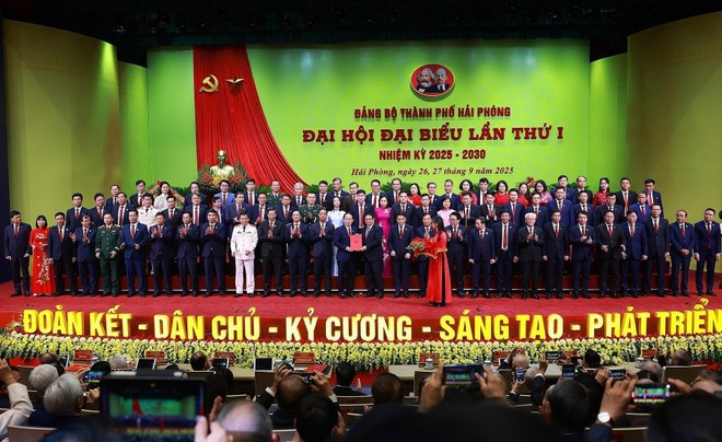 El primer ministro Pham MInh Chinh entrega la Decisión del Buró Político y flores de felicitación al nuevo Comité del Partido de Hai Phong para el mandato 2025-2030. (Fuente: VNA) El primer ministro Pham MInh Chinh entrega la Decisión del Buró Político y flores de felicitación al nuevo Comité del Partido de Hai Phong para el mandato 2025-2030. (Fuente: VNA)