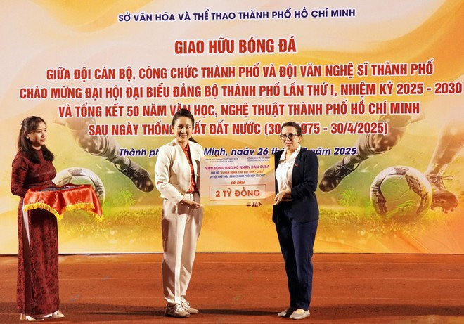 La subdirectora del Departamento de Cultura y Deportes de Ciudad Ho Chi Minh entrega los 2 mil millones de dongs (76,9 mil dólares) a Ariadne Feo Labrada, cónsul general de Cuba en la metrópoli sureña. (Fuente: VNA) La subdirectora del Departamento de Cultura y Deportes de Ciudad Ho Chi Minh entrega los 2 mil millones de dongs (76,9 mil dólares) a Ariadne Feo Labrada, cónsul general de Cuba en la metrópoli sureña. (Fuente: VNA)