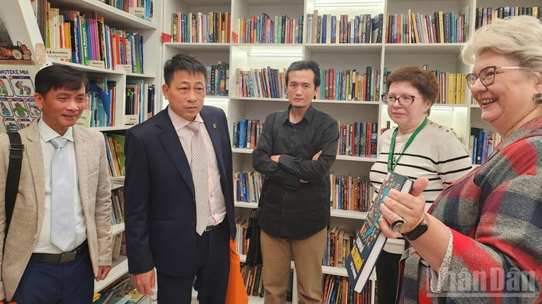 Dirigentes de la Biblioteca Estatal Rusa para niños presentan libros infantiles en idioma ruso a la Editorial de Educación de Vietnam. Dirigentes de la Biblioteca Estatal Rusa para niños presentan libros infantiles en idioma ruso a la Editorial de Educación de Vietnam.