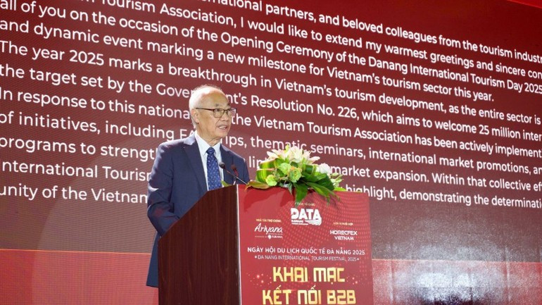 El presidente de la Asociación de Turismo de Vietnam, Vu The Binh, habla en la cita. El presidente de la Asociación de Turismo de Vietnam, Vu The Binh, habla en la cita.