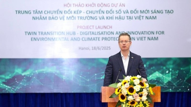 El director de Desarrollo Económico Sostenible de la Organización de Cooperación Internacional de Alemania en Vietnam (GIZ), Dennis Quenneth. dai-diengiz.jpg