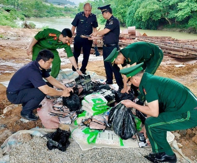 Las autoridades de la provincia de Ha Giang descubren unas mercancías de origen desconocido. (Foto: VNA) Las autoridades de la provincia de Ha Giang descubren unas mercancías de origen desconocido. (Foto: VNA)