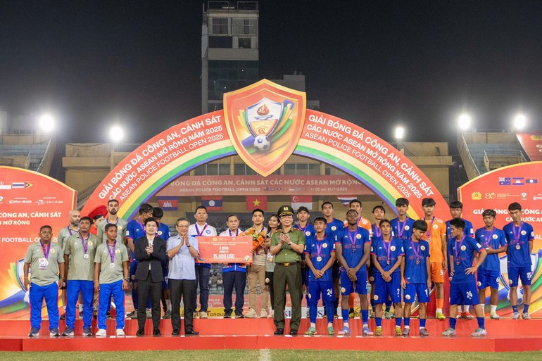 El equipo de la Policía de Camboya obtiene el subcampeonato. El equipo de la Policía de Camboya obtiene el subcampeonato.