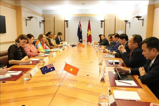 El viceprimer ministro vietnamita Tran Hong Ha en su reunión de trabajo con la parte australiana. (Foto: VNA)