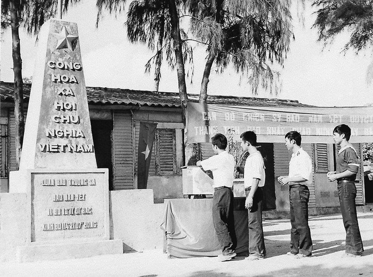 Oficiales y soldados del ejército en el archipiélago de Truong Sa votan en las elecciones parlamentarias, abril de 1981.