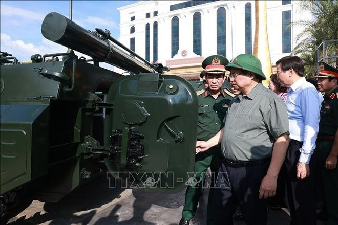 El primer ministro Pham Minh Chinh exploran los productos de la industria de defensa (Fuente: VNA) El primer ministro Pham Minh Chinh exploran los productos de la industria de defensa (Fuente: VNA)