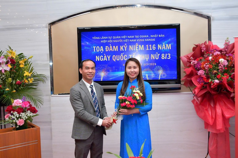 El jefe de la Oficina del Consulado General de Vietnam en Osaka, Nguyen Van Loi, fecilita a las mujeres vietnamitas que viven y trabajan en Japón por el Día Internacional de Mujer (8 de marzo).