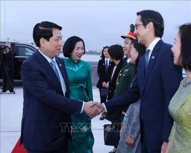 El presidente Luong Cuong y su esposa parten de Nueva York rumbo a su país. Foto: VNA El presidente Luong Cuong y su esposa parten de Nueva York rumbo a su país. Foto: VNA