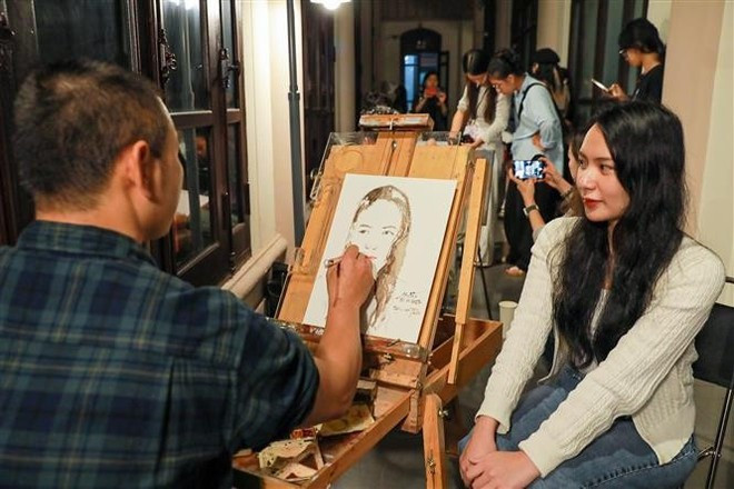 Demostraciones de pintura en vivo a cargo de artistas en el Museo Nacional de Bellas Artes de Vietnam (Foto: VNA)