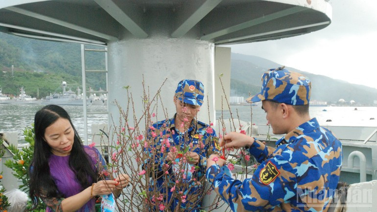 En ocasión del Año Nuevo Lunar, la delegación llevará a cabo patrullas y tareas de gestión marítima en las rutas Da Nang-Con Co, Con Co-Ly Son, y Ly Son-Da Nang. Además, visitará a los oficiales y soldados de las estaciones de radar 540 en Con Co y 550 en Ly Sơn, pertenecientes al Regimiento 351/Región Naval 3, y acudirá a otras islas de las dos zonas administrativas especiales de Con Co y Ly Son para felicitar a las autoridades, la población y las unidades de las Fuerzas Armadas.