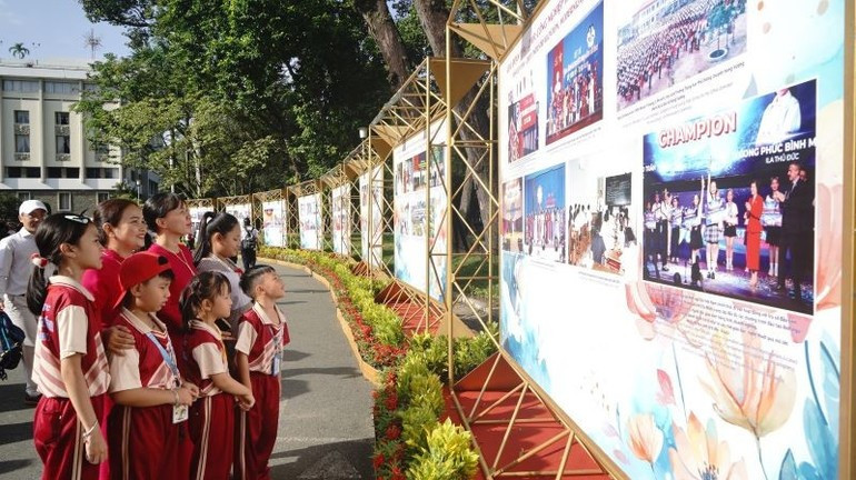 Estudiantes visitan la exhibición.