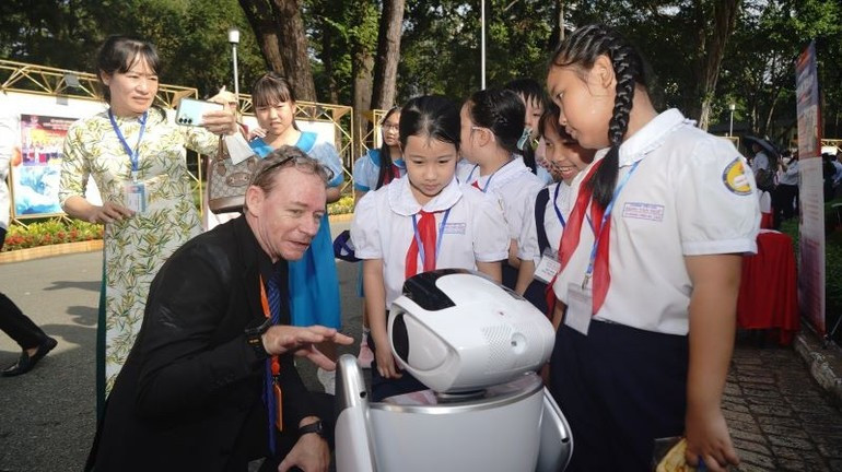 Estudiantes visitan la exposición.