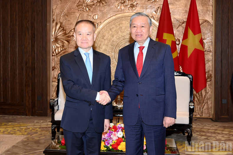 El secretario general PCV, To Lam, y Liu Haitao, enviado especial del secretario general y presidente de China, Xi Jinping.