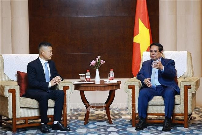 El primer ministro de Vietnam, Pham Minh Chinh, y el vicepresidente senior del Grupo de Ciencia y Tecnología Yadea, Wang Jiazhong. (Foto: VNA) El primer ministro de Vietnam, Pham Minh Chinh, y el vicepresidente senior del Grupo de Ciencia y Tecnología Yadea, Wang Jiazhong. (Foto: VNA)
