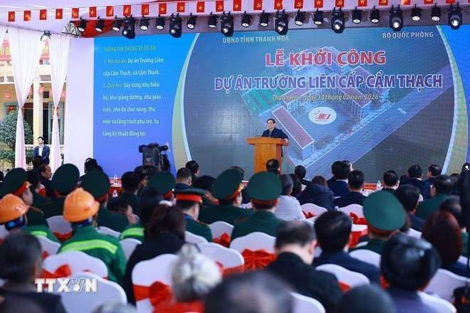 El primer ministro Pham Minh Chinh habla en la ceremonia de inauguración del proyecto de la escuela de nivel primario y secundario Cam Thach, en la provincia de Thanh Hoa. (Foto: VNA)