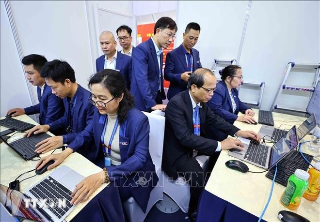 Reporteros y editores trabajando en el Centro de prensa del Congreso. (Foto: VNA)