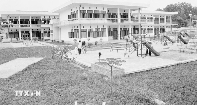 El jardín de infancia Georgi Dimitrov (actualmente Jardín de Infancia de Alta Calidad Viet-Bun), donado por el Comité Central de la Unión de Mujeres Búlgaras a la capital, Hanói, se terminó de construir en diciembre de 1981. (Foto: VNA) El jardín de infancia Georgi Dimitrov (actualmente Jardín de Infancia de Alta Calidad Viet-Bun), donado por el Comité Central de la Unión de Mujeres Búlgaras a la capital, Hanói, se terminó de construir en diciembre de 1981. (Foto: VNA)