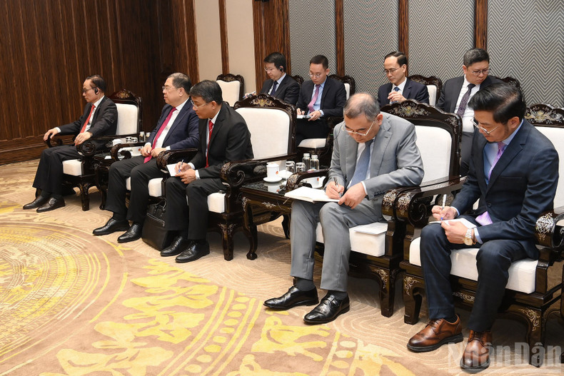 Funcionarios vietnamitas asisten al encuentro.