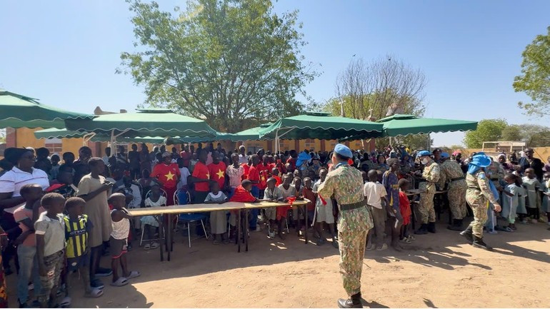 Cientos de regalos, incluidos artículos de primera necesidad, útiles escolares y ropas, son entregados a niños y pobladores de Abyei.