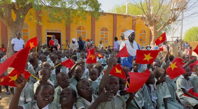 Los rostros de los niños de Abyei se iluminan de felicidad al recibir regalos de las fuerzas de cascos azules de Vietnam. (Foto: Hai Yen)