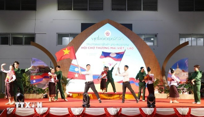 Un espectáculo cultural que resalta los lazos especiales entre Vietnam y Laos en la ceremonia de inauguración de la Feria Comercial Vietnam-Laos 2025. (Foto: VNA)