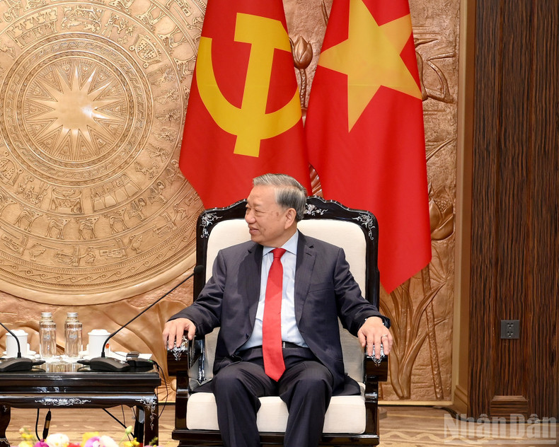 El secretario general del PCV, To Lam, habla en el encuentro.