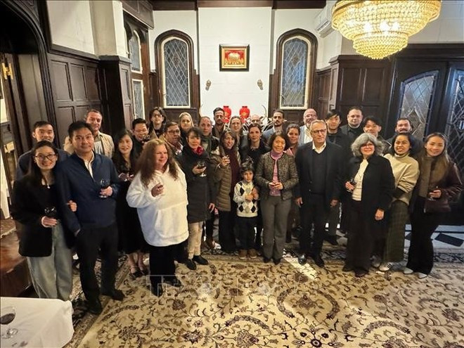 Empleados de las embajadas de Vietnam y Cuba en Argentina durante el encuentro amistoso (Fuente: VNA) Empleados de las embajadas de Vietnam y Cuba en Argentina durante el encuentro amistoso (Fuente: VNA)