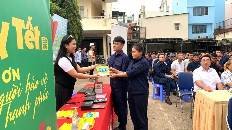La Empresa Le Bao Minh obsequia a los trabajadores participantes en el programa con fotografías conmemorativas. (Foto: The Anh).