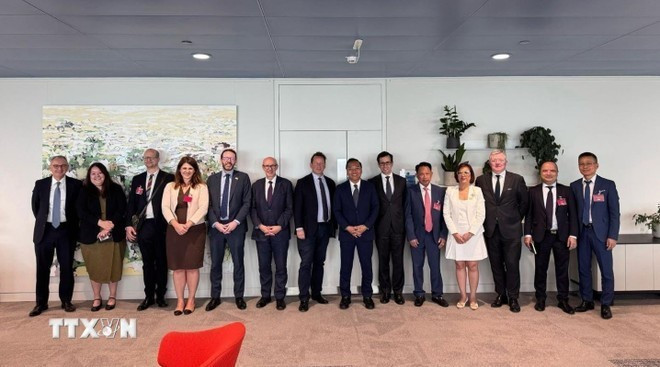 Líderes y representantes de Ministerios y Embajadas de ambos países posan para una foto de grupo en la tercera Reunión del Comité de Comercio del UKVFTA. (Foto: VNA) Líderes y representantes de Ministerios y Embajadas de ambos países posan para una foto de grupo en la tercera Reunión del Comité de Comercio del UKVFTA. (Foto: VNA)