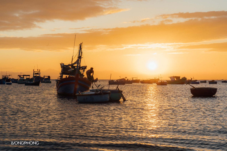 Al amanecer, muchas personas eligen caminar a lo largo de la costa para observar la vida laboral de los pescadores o seguirlos en su salida al mar para experimentar la pesca con redes. Al amanecer, muchas personas eligen caminar a lo largo de la costa para observar la vida laboral de los pescadores o seguirlos en su salida al mar para experimentar la pesca con redes.