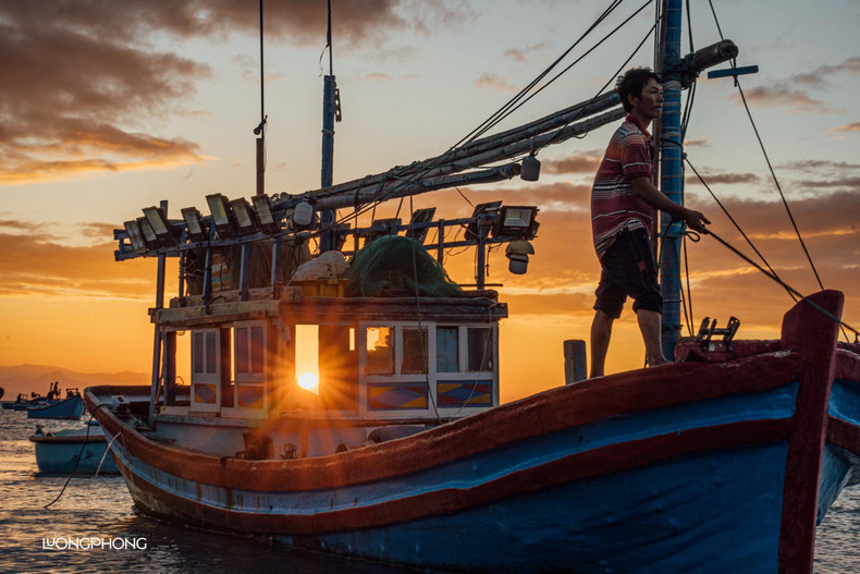 El pueblo pesquero se presenta tranquilo bajo la luz del atardecer, con los botes pesqueros, las redes y los botes de canasta que han formado parte de la vida de los pescadores a lo largo de generaciones. El pueblo pesquero se presenta tranquilo bajo la luz del atardecer, con los botes pesqueros, las redes y los botes de canasta que han formado parte de la vida de los pescadores a lo largo de generaciones.