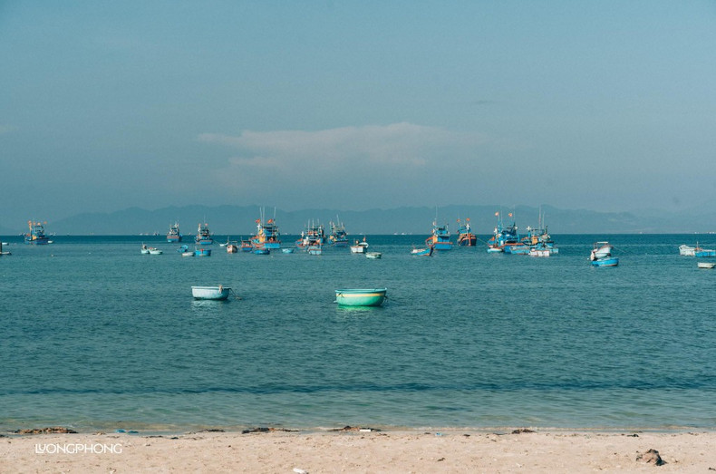 El pueblo pesquero de My Hiep lleva un ritmo tranquilo, asociado con el sol, el viento y el mar, sin ser bullicioso ni agitado. El pueblo pesquero de My Hiep lleva un ritmo tranquilo, asociado con el sol, el viento y el mar, sin ser bullicioso ni agitado.