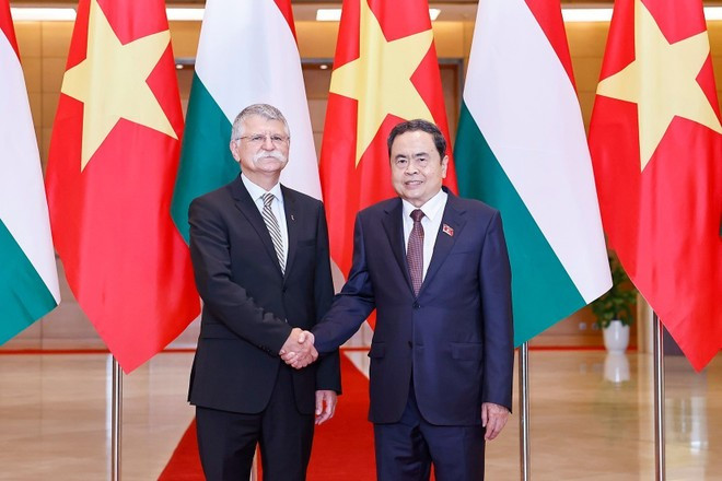 El presidente de la Asamblea Nacional de Hungría, Kover Laszlo y su par vietnamita, Tran Thanh Man. (Fuente: VNA) El presidente de la Asamblea Nacional de Hungría, Kover Laszlo y su par vietnamita, Tran Thanh Man. (Fuente: VNA)