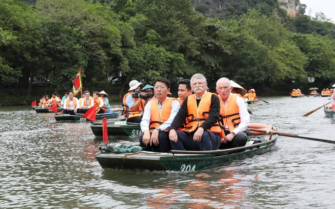 El presidente de la Asamblea Nacional de Hungría, Kover Laszlo, visita la provincia de Ninh Binh (Fuente: VNA) El presidente de la Asamblea Nacional de Hungría, Kover Laszlo, visita la provincia de Ninh Binh (Fuente: VNA)
