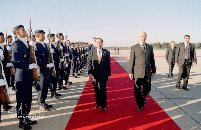 El primer ministro marroquí, Driss Jettou, y el primer ministro vietnamita, Phan Van Khai, pasan revista a la guardia de honor durante la visita oficial a Marruecos del 17 al 20 de noviembre de 2011. (Foto: Doan Tan – VNA)