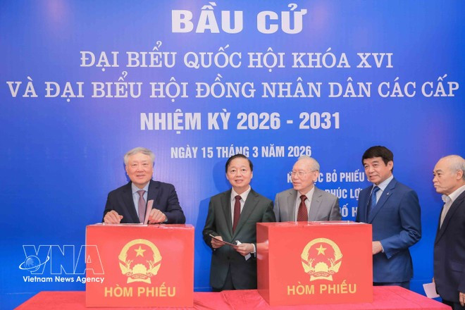 El viceprimer ministro permanente Nguyen Hoa Binh, el viceprimer ministro Tran Hong Ha y delegados en el evento. (Fuente: VNA)