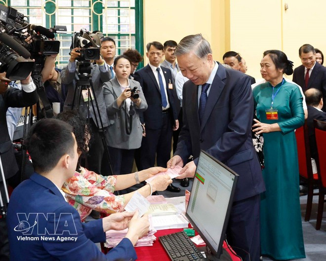 El secretario general del Partido Comunista de Vietnam, To Lam, recibe su papeleta en el colegio electoral No. 02 del barrio de Ba Dinh, Hanói. (Foto: VNA)