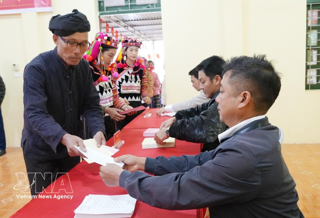 Los primeros votantes de la aldea de Ta Mieu, en la comuna de Sin Thau (provincia de Dien Bien), ejercen su derecho al voto. (Foto: VNA).